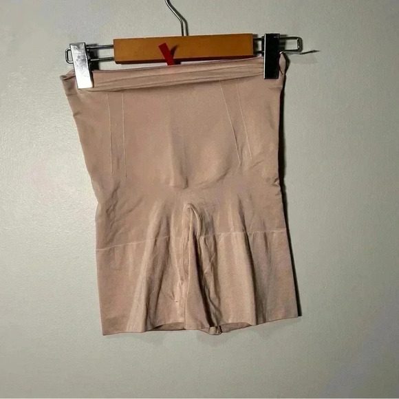 NWOT Spanx OnCore Mid-Thigh Short M - Picture 3 of 4